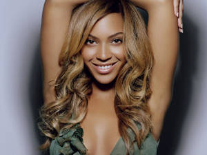 Smiling Beyonce In Green Dress Wallpaper