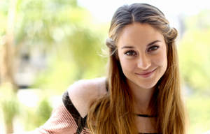 Smiling Charming Shailene Woodley Wallpaper