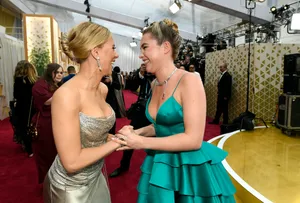 Smiling Florence Pugh And Scarlett Johansson Wallpaper