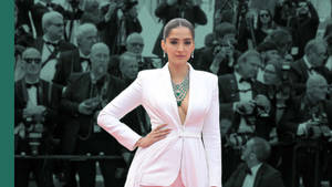 Sonam Kapoor Cannes With Paparazzi Wallpaper