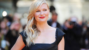 Sophisticated Kirsten Dunst Wallpaper