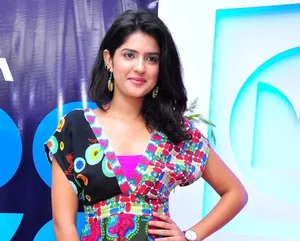 South Heroine Deeksha Seth Wallpaper