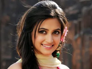 South Heroine Kriti Kharbanda Closeup Wallpaper
