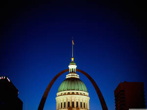 St. Louis Arch Top Old Courthouse Wallpaper