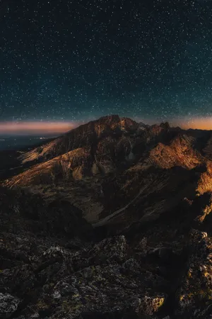 Starry Night Scenery For Iphone Screens Wallpaper