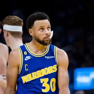 Steph Curry Looking Up Chewing Mouthpiece Wallpaper