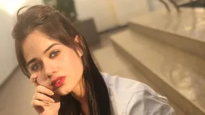 Striking Pose By Fierce Jannat Zubair Wallpaper