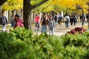 Students At Carnegie Mellon University Grounds Wallpaper