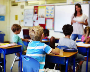 Students Behave And Listen As Teacher Discuss Wallpaper