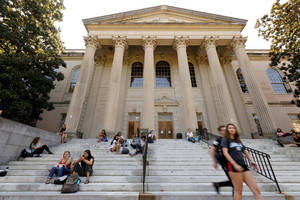 Students In Wilson Library University Of North Carolina Wallpaper