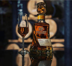 Stunning Adictivo Tequileros Bottle Wallpaper