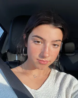 Stunning And Revolutionary - Charlie Damelio Wallpaper