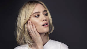 Stunning Hollywood Actress Mackenzie Davis In A Minimalist High-definition Photoshoot. Wallpaper