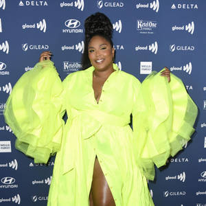 Stunning Lizzo Shines In A Neon Green Gown Wallpaper