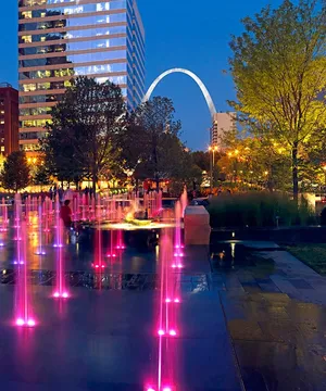 Stunning Night View Of Gateway Fountain In St. Louis Wallpaper