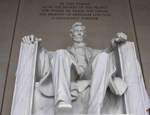 Stunning View Of The Lincoln Monument At Sunset Wallpaper