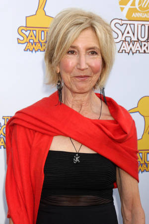 Stylish Actress Lin Shaye Wallpaper