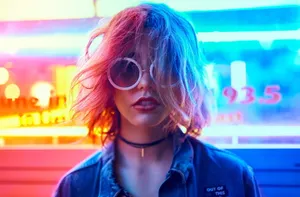 Stylish Woman Wearing Trendy Sunglasses On A Sunny Day Wallpaper