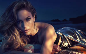 Sultry Jennifer Lopez At Beach Wallpaper