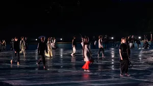 Sunnei Ss21 Womenswear In Empty Swimming Pool Wallpaper