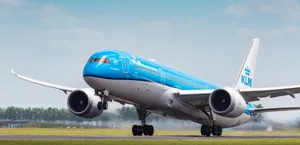 Superb Action Shot Klm Passenger Airplane Wallpaper