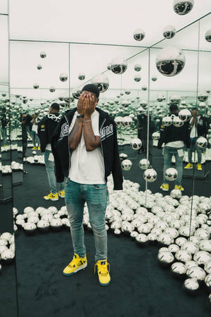 Swavy Lee Instagram Star Inside Infinity Mirror Room Wallpaper