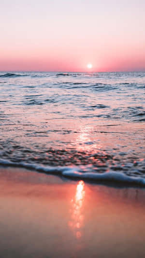 Take A Break From The Heat Of Summer And Enjoy A Getaway By The Beach With Your Trusty Iphone In Hand. Wallpaper