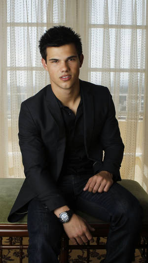 Taylor Lautner Elegant Outfit Wallpaper