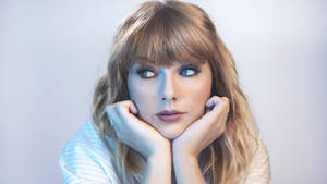Taylor Swift Chin On Palms Wallpaper
