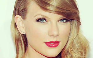 Taylor Swift Close-up Photo Wallpaper