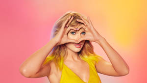 Taylor Swift Hand Heart Sign Wallpaper