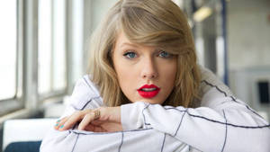 Taylor Swift Leaning On Table Wallpaper