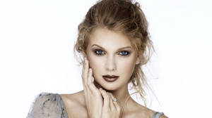 Taylor Swift Nude Make-up Look Wallpaper