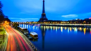 The Bustling Streets Of Paris. Wallpaper