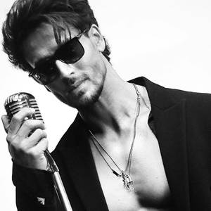 Tiger Shroff Singing Casanova Wallpaper