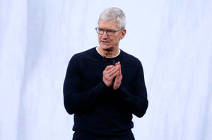 Tim Cook, Ceo Of Apple Inspiring Young Generation Wallpaper