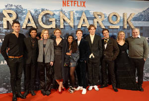 Tom Hiddleston & Chris Hemsworth At The Red Carpet Premiere Of 'ragnarok' Wallpaper