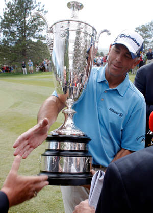 Tom Lehman Receiving A Silver Trophy Wallpaper