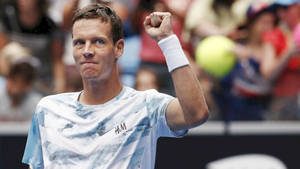 Tomas Berdych Raising Left Hand Wallpaper