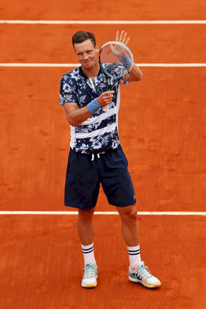 Tomas Berdych Standing Brown Tennis Field Wallpaper