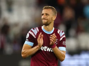 Tomas Soucek Clapping Wallpaper