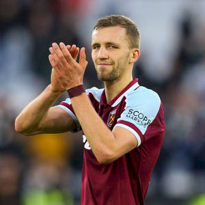 Tomas Soucek Clapping Hands Wallpaper
