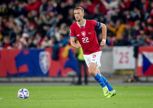 Tomas Soucek Running Towards A Ball Wallpaper