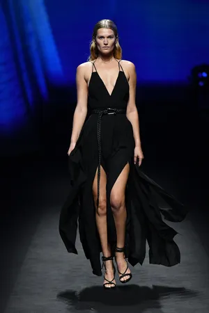 Toni Garrn In Black Dress Wallpaper