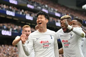 Tottenham Hotspurs Fc Members Cheering In White Wallpaper