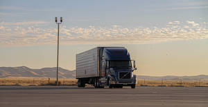 Trailer Truck At Kalifornien Desert Wallpaper