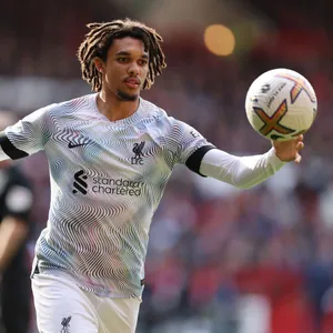 Trent Alexander-arnold Ball Near Hand Wallpaper