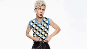 Troye Sivan Sporting A Stylish Blue Retro Outfit. Wallpaper