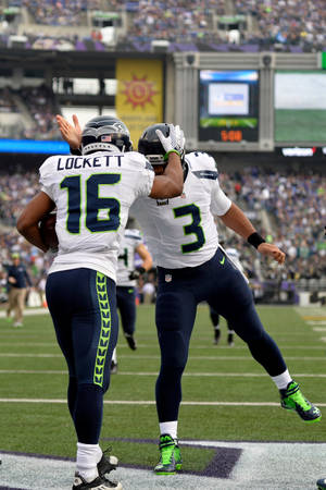 Tyler Lockett Russell Wilson Football Player Seattle Seahawks Wallpaper