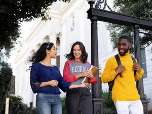 Uga Students At Renowned Arch In The University Of Georgia Wallpaper